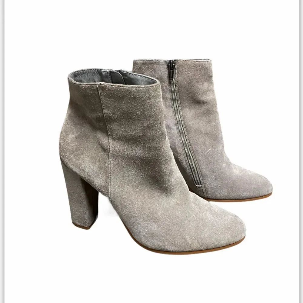 Steve Madden Glorius Taupe Suede Leather Ankle Bootie